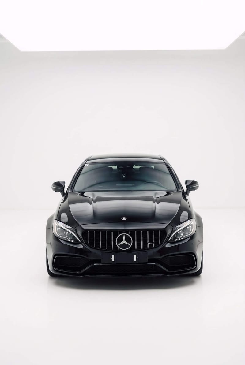 Mercedes-AMG C63 im Studio — Seitenansicht