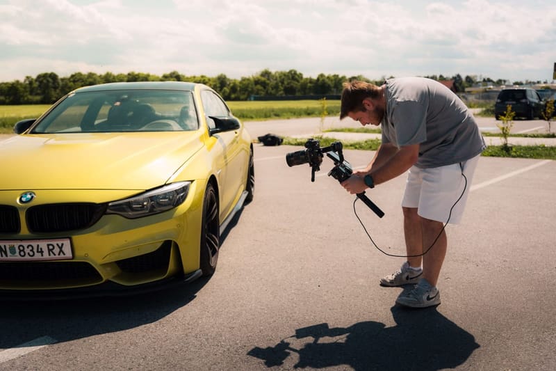 BMW M4 Austin Yellow — Rolling Shot auf Landstraße