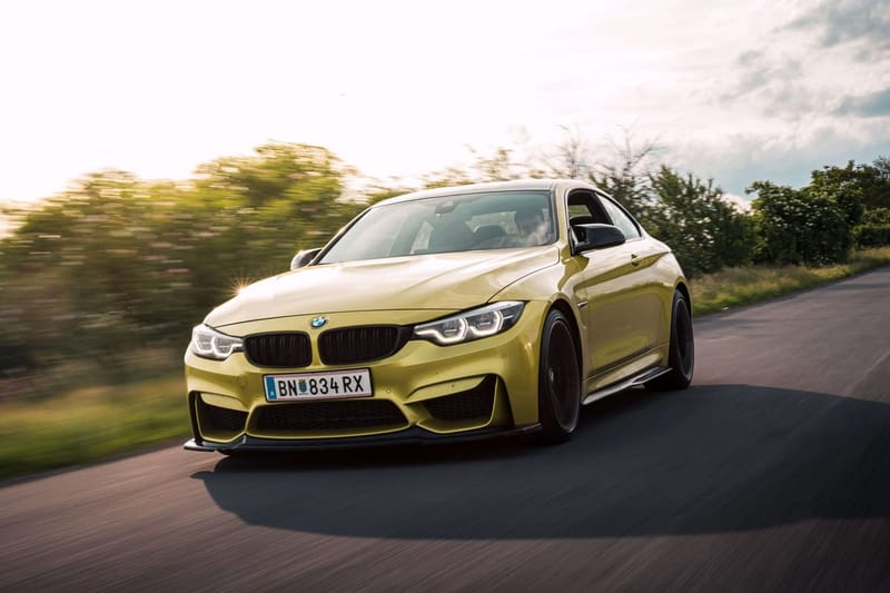BMW M4 Rolling Shot bei Sonnenuntergang
