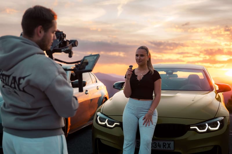 Behind the Scenes — Kameramann filmt BMW M4 bei Sonnenuntergang
