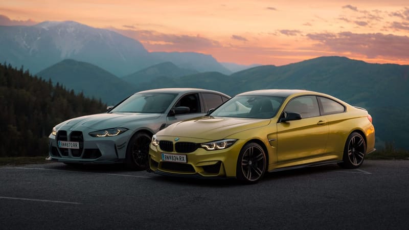 BMW M4 und M3 bei Sonnenuntergang in den Bergen