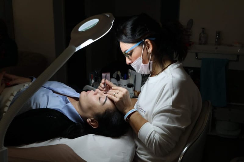 Kosmetische Behandlung in Nahaufnahme im Glow Beauty Studio München