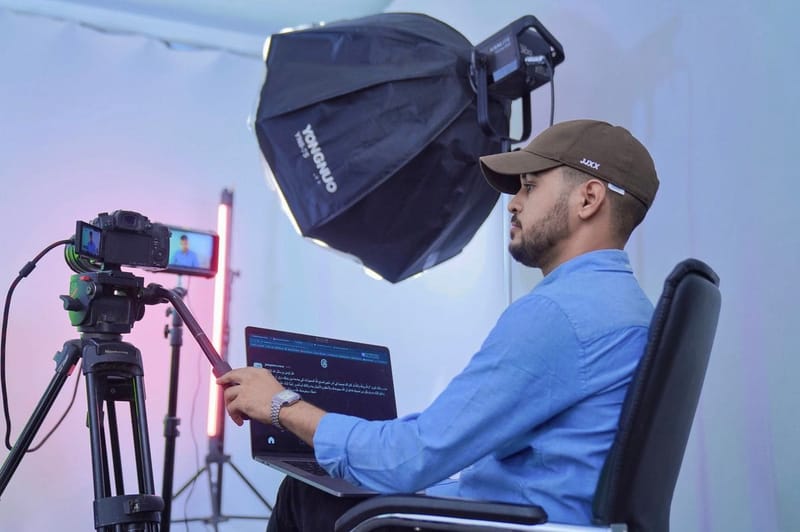 Professionelles Filmstudio mit Kamera und Beleuchtung für hochwertige Content Produktion