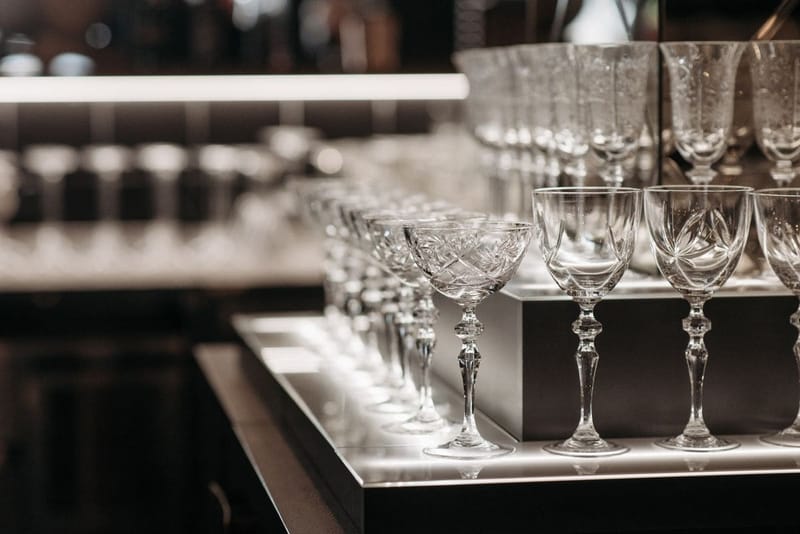 Gedeckter Tisch mit Kristallgläsern im Velvet Dining in Zürich