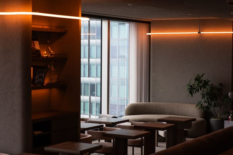 Dunkles, elegantes Interieur der Noir Lounge mit Barbereich