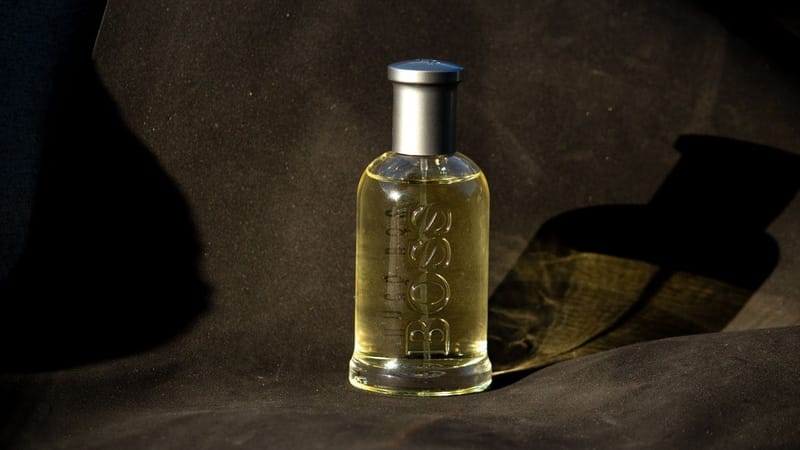 Parfumflakon von Luxe Fragrances in dunkler Produktinszenierung